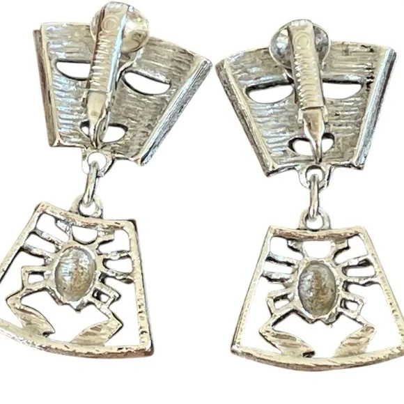 Sarah Coventry Talisman of Love, pendant w/ long chain and clip on earrings,1970 - Picture 13 of 14